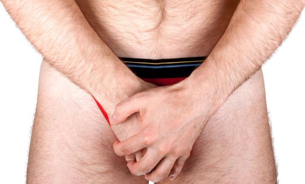 Ein Mann führt Übungen durch, um den Phallus zu verlängern