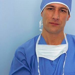 Arzt, der eine Penisvergrößerungsoperation durchführt